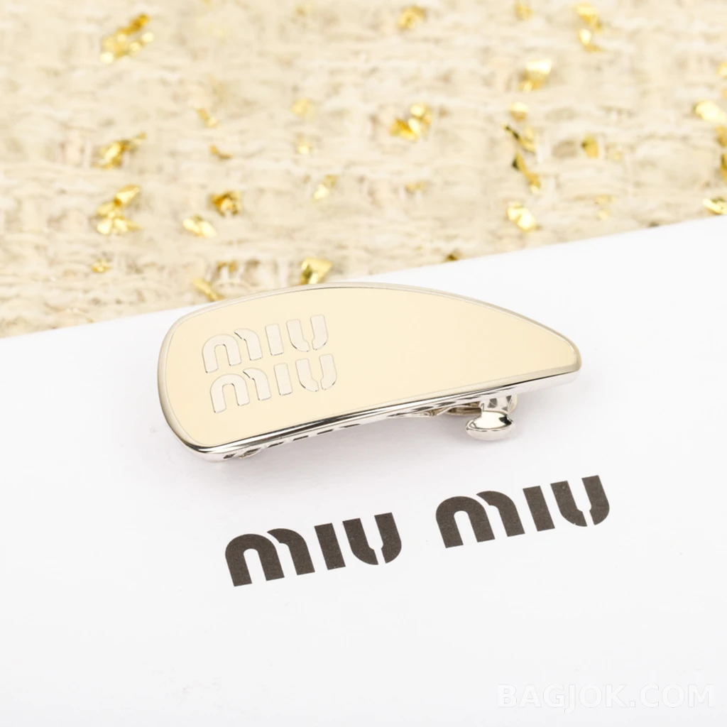 미우미우 Miu Miu 에나멜 로고 헤어클립 상세 이미지