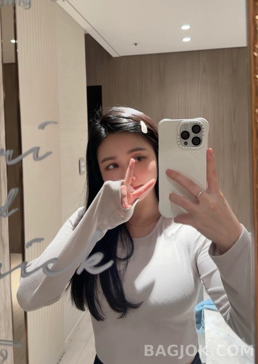 미우미우 Miu Miu 에나멜 로고 헤어클립 상세 이미지