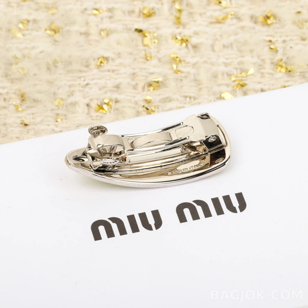 미우미우 Miu Miu 에나멜 로고 헤어클립 상세 이미지