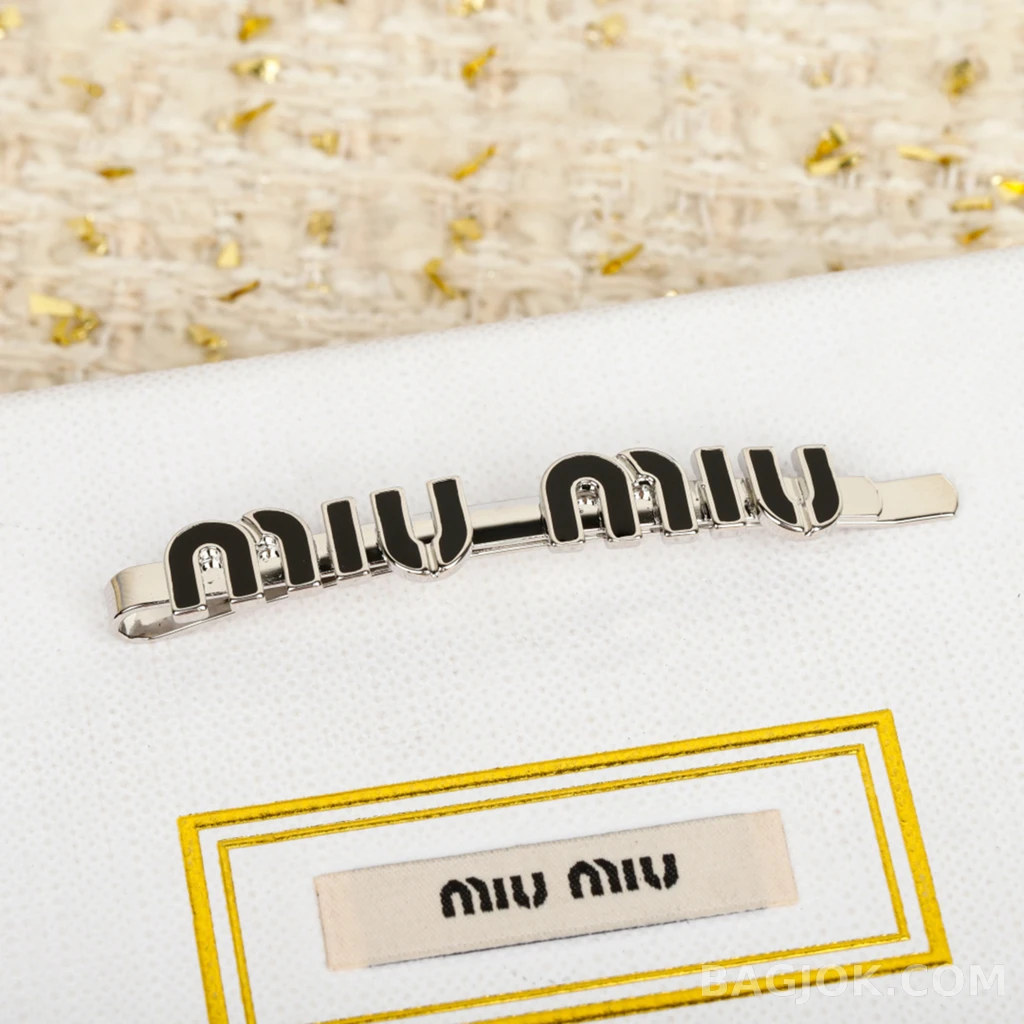 미우미우 Miu Miu 로고 헤어클립 상세 이미지