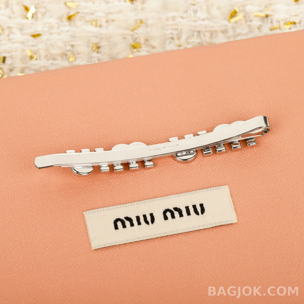 미우미우 Miu Miu 로고 헤어클립 상세 이미지