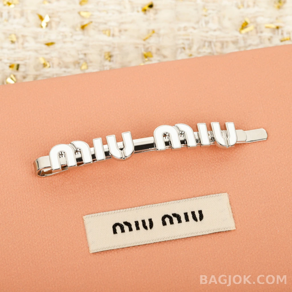 미우미우 Miu Miu 로고 헤어클립 상세 이미지
