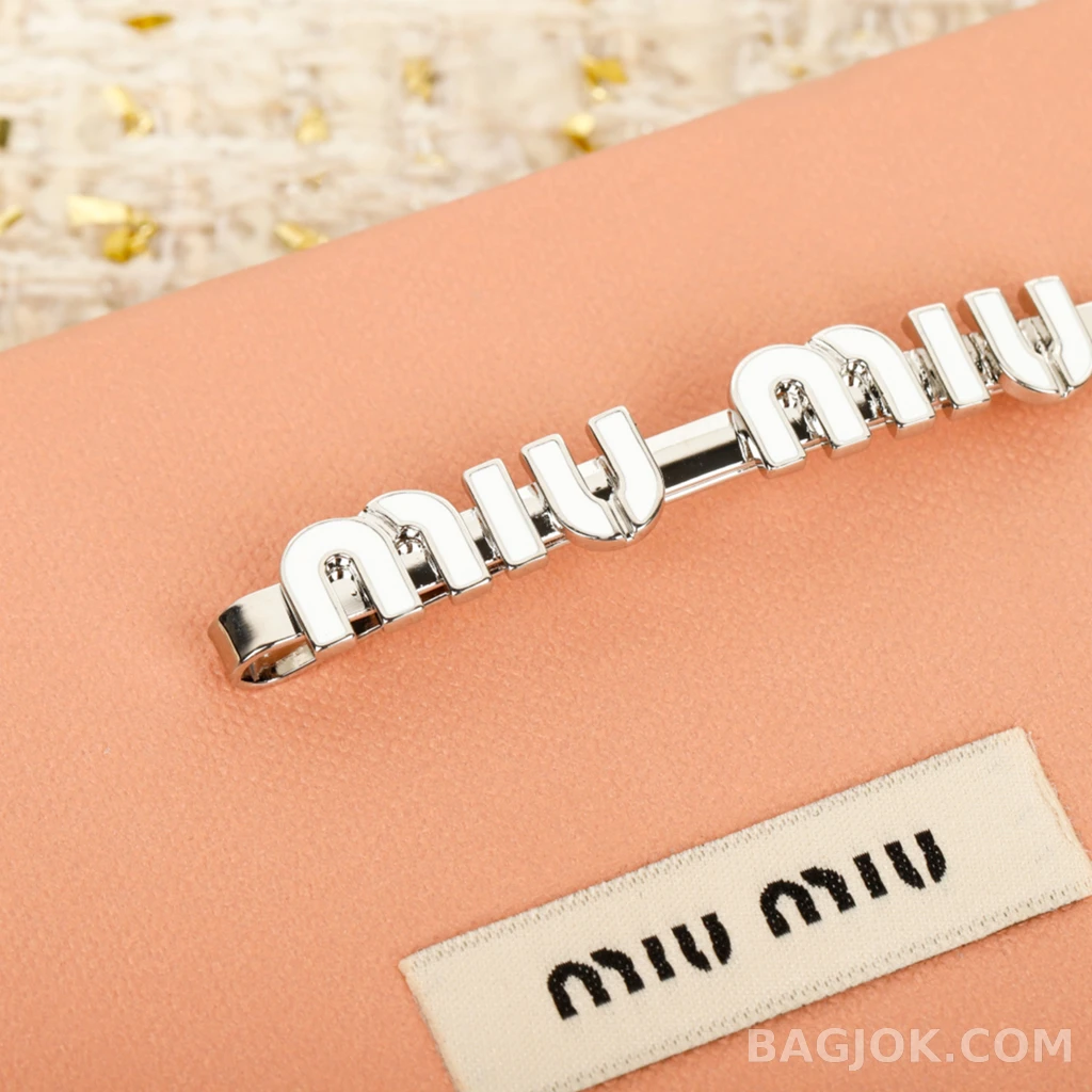 미우미우 Miu Miu 로고 헤어클립 상세 이미지