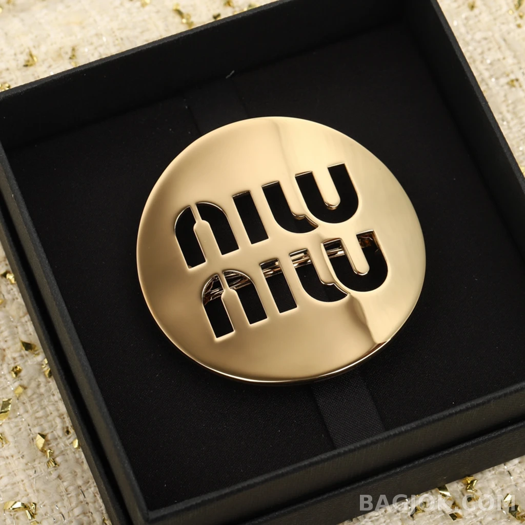 미우미우 Miu Miu 로고 원형 헤어클립 상세 이미지