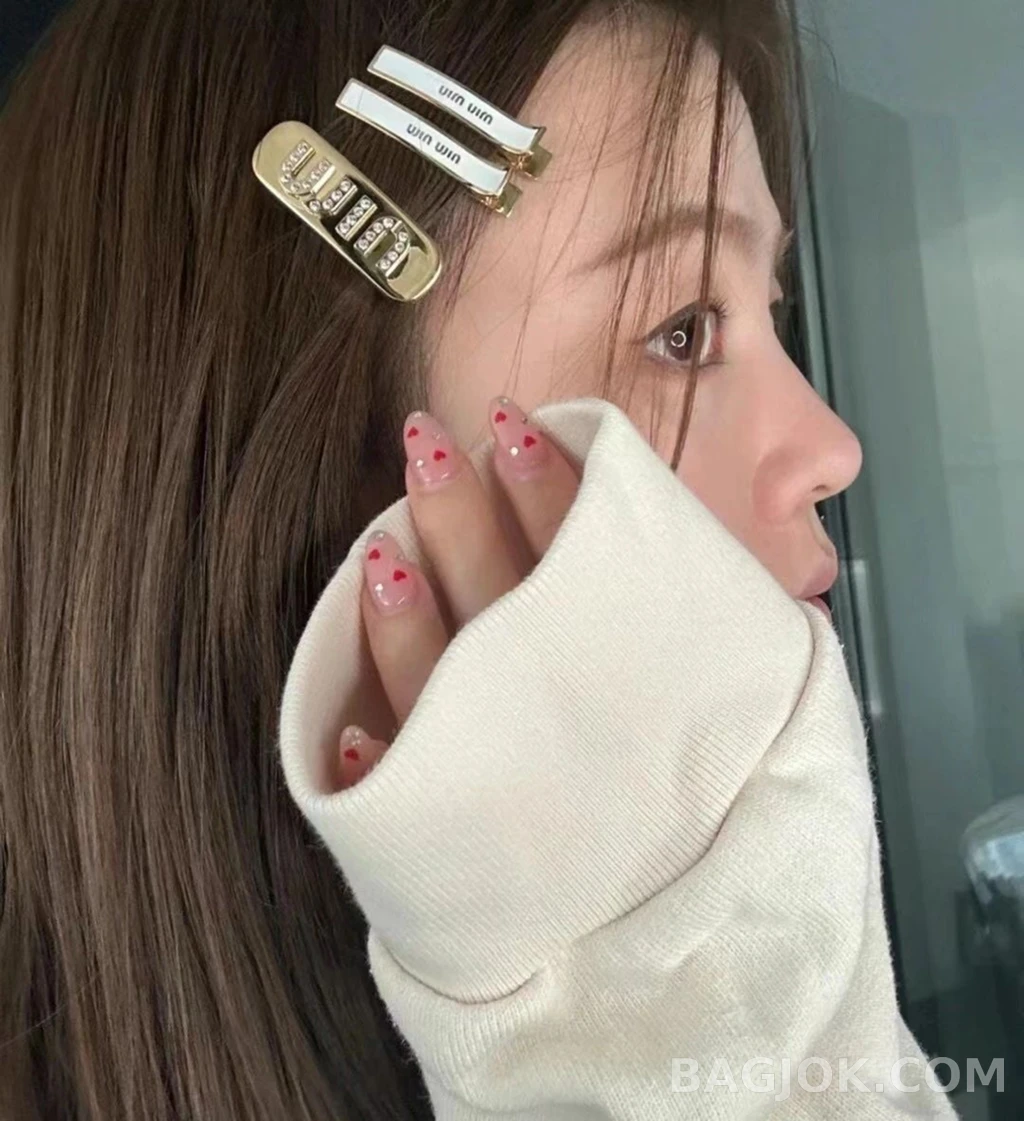미우미우 Miu Miu 바 로고 헤어클립 상세 이미지