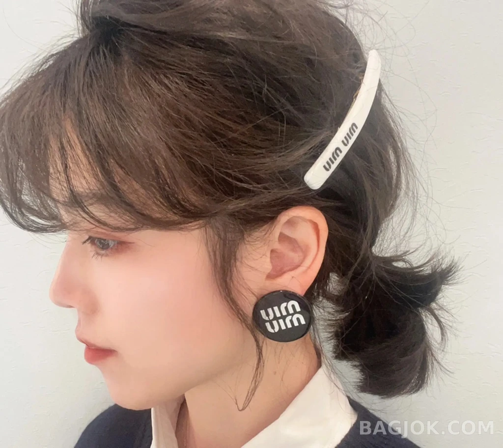미우미우 Miu Miu 심플 로고 헤어클립 상세 이미지