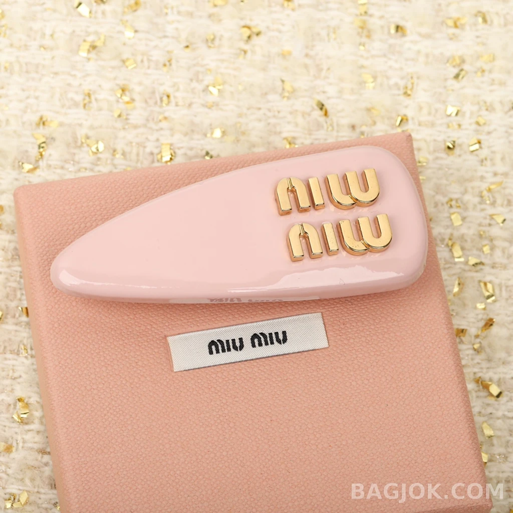 미우미우 Miu Miu 파스텔 로고 헤어클립 상세 이미지