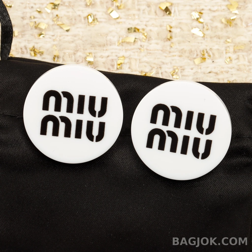 미우미우 Miu Miu 로고 원형 스터드 귀걸이 상세 이미지