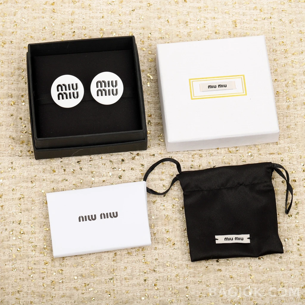 미우미우 Miu Miu 로고 원형 스터드 귀걸이 상세 이미지