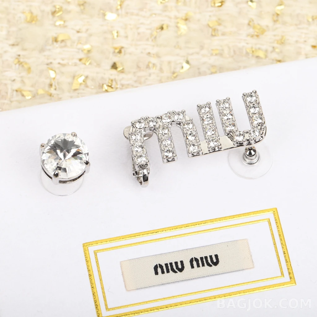미우미우 Miu Miu 비대칭 로고 이어클립 (장원영 착용) 상세 이미지