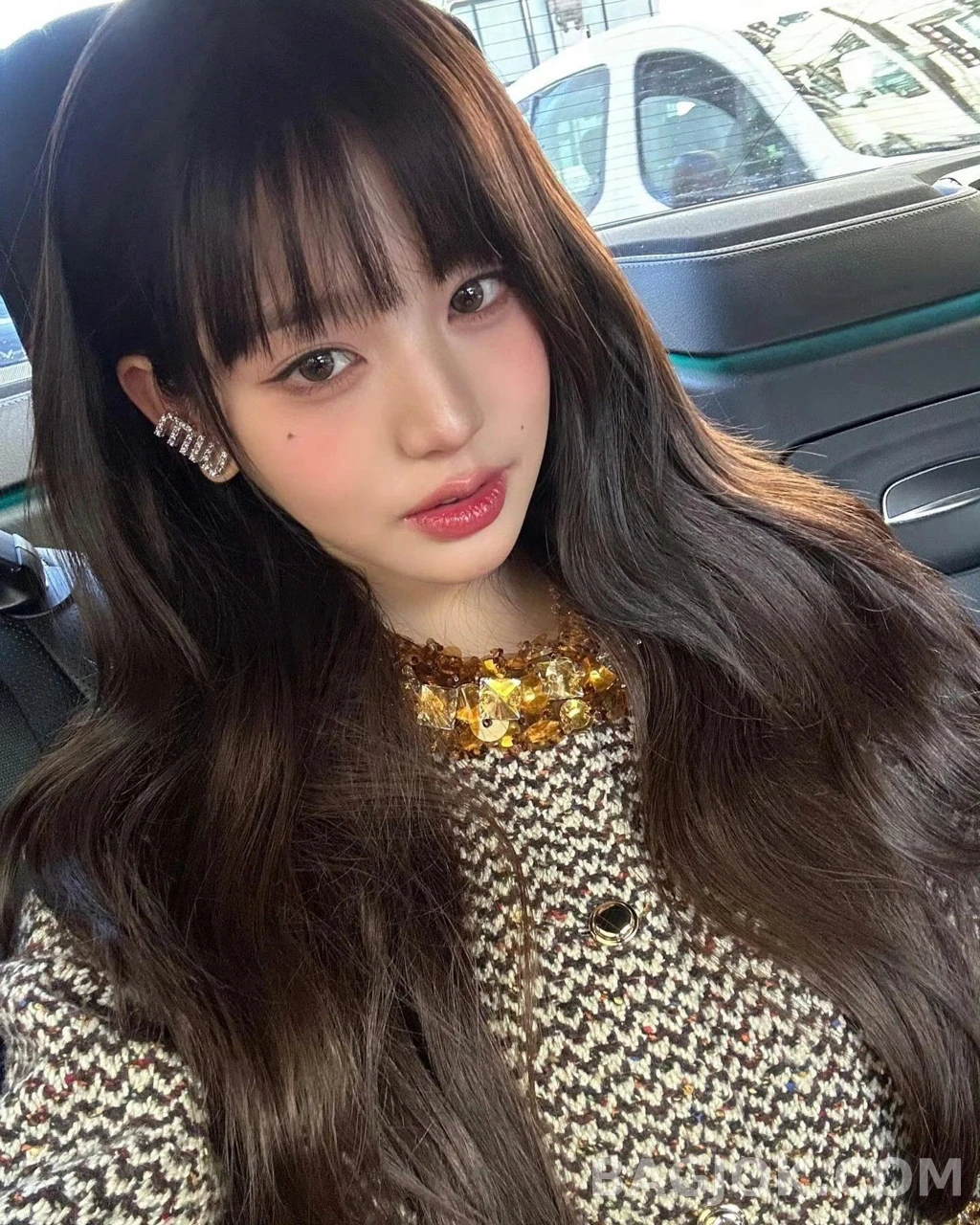 미우미우 Miu Miu 비대칭 로고 이어클립 (장원영 착용) 상세 이미지