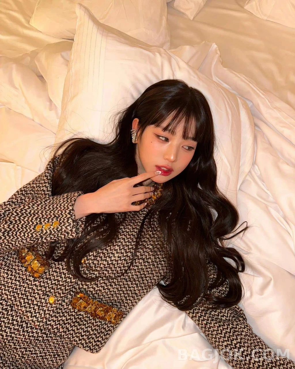 미우미우 Miu Miu 비대칭 로고 이어클립 (장원영 착용) 상세 이미지