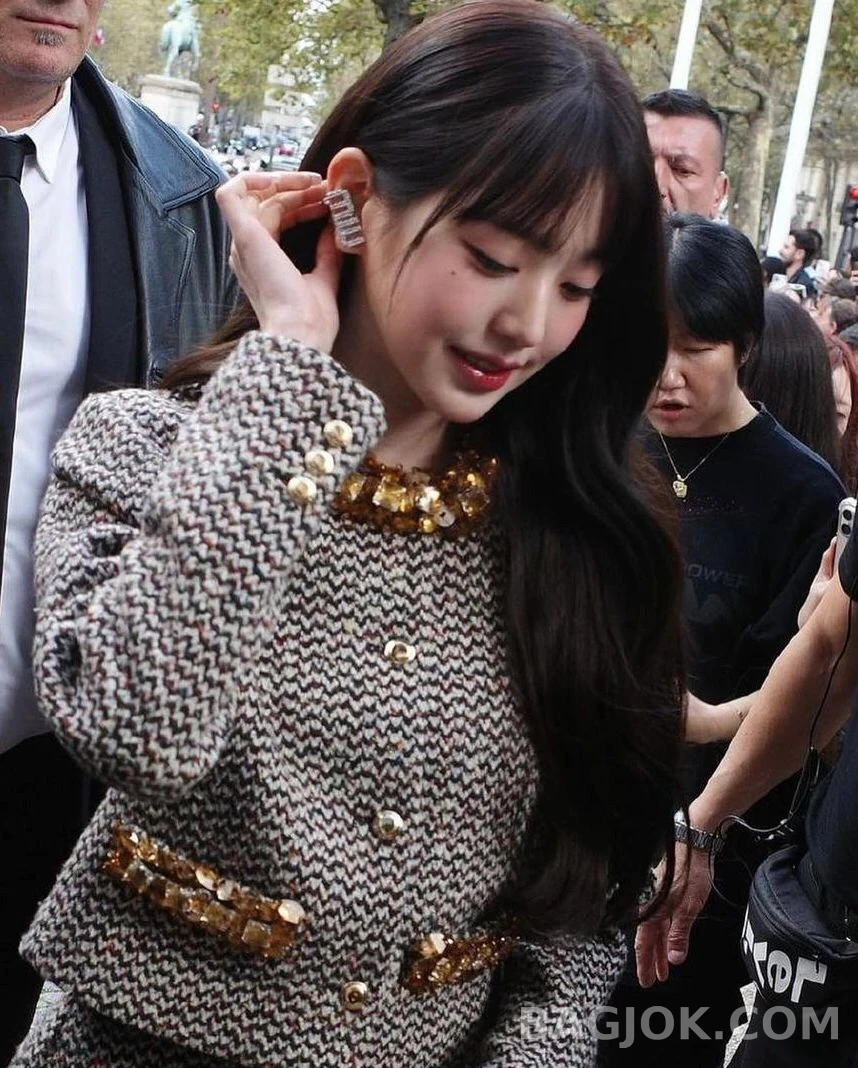 미우미우 Miu Miu 비대칭 로고 이어클립 (장원영 착용) 상세 이미지