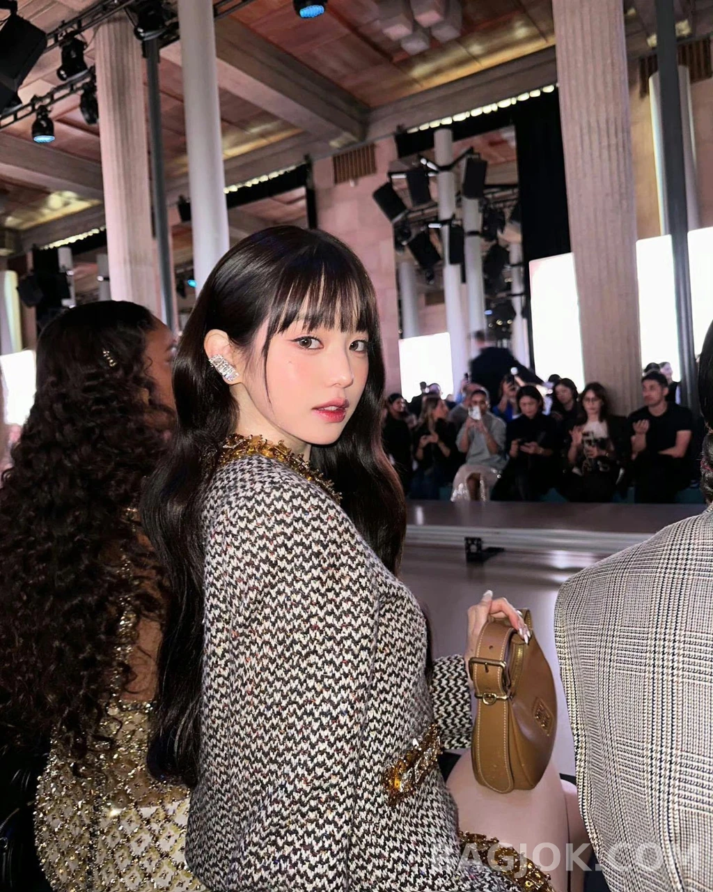 미우미우 Miu Miu 비대칭 로고 이어클립 (장원영 착용) 상세 이미지