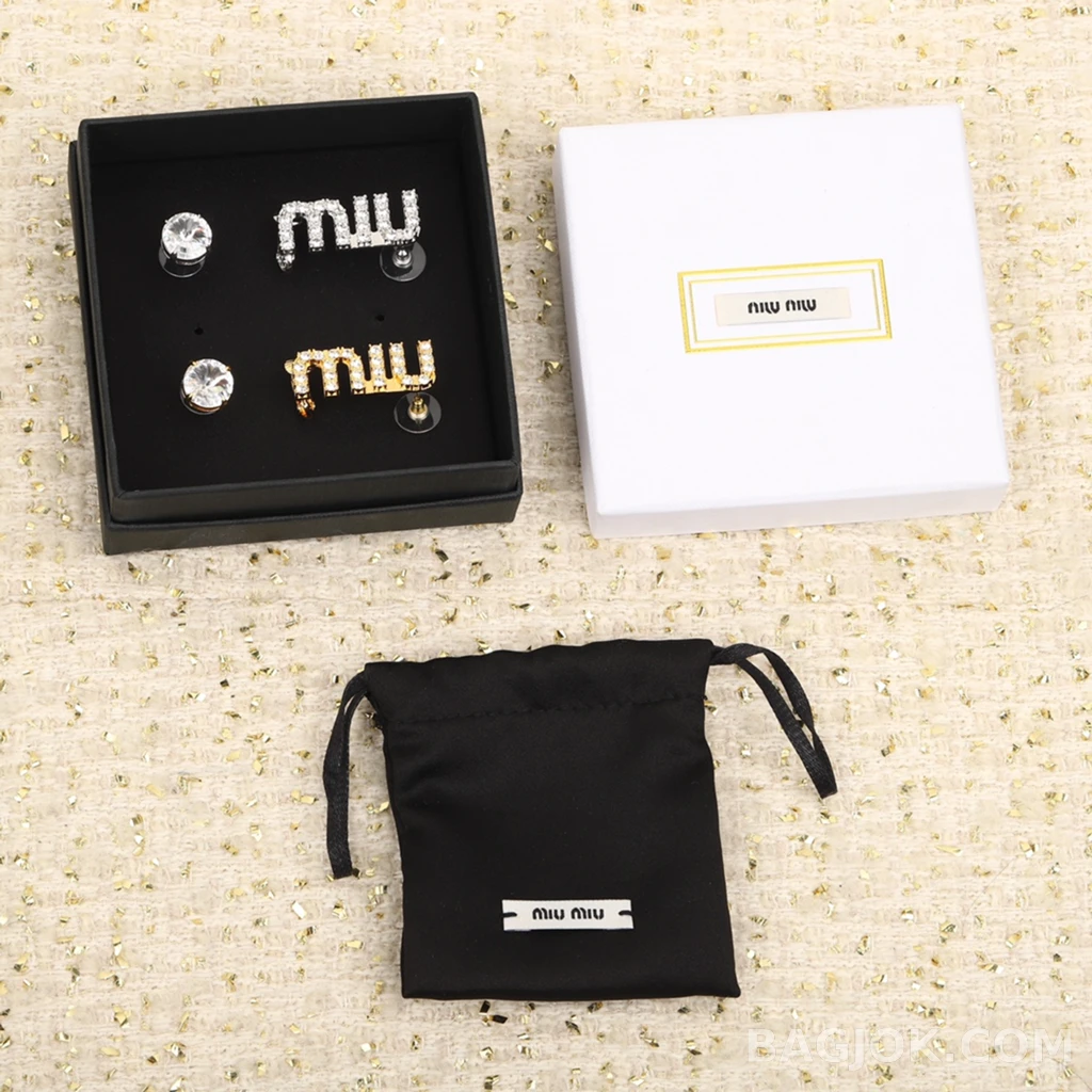 미우미우 Miu Miu 비대칭 로고 이어클립 (장원영 착용) 상세 이미지