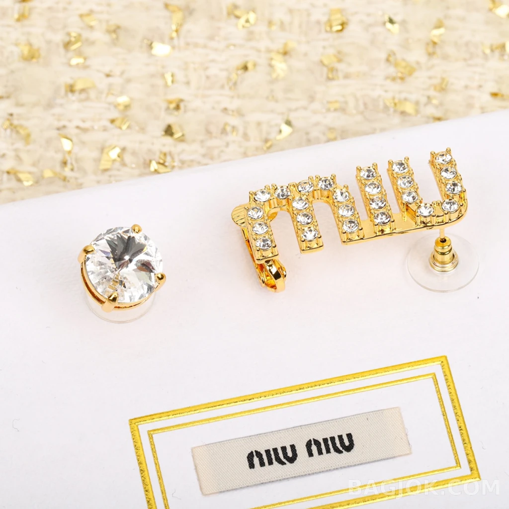 미우미우 Miu Miu 비대칭 로고 이어클립 (장원영 착용) 상세 이미지