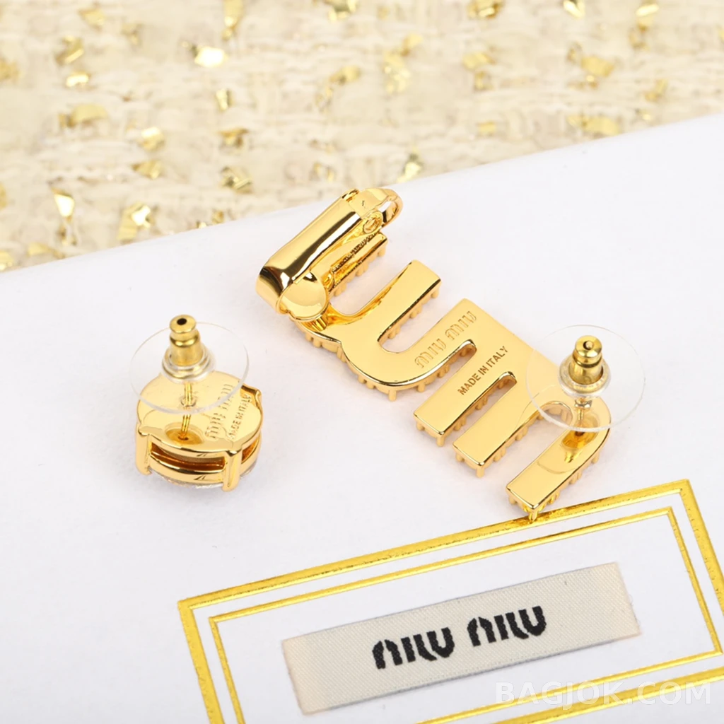미우미우 Miu Miu 비대칭 로고 이어클립 (장원영 착용) 상세 이미지
