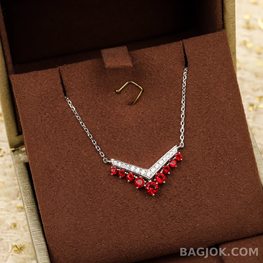 쇼메 Chaumet Joséphine V라인 레드 스톤 목걸이 상세 이미지