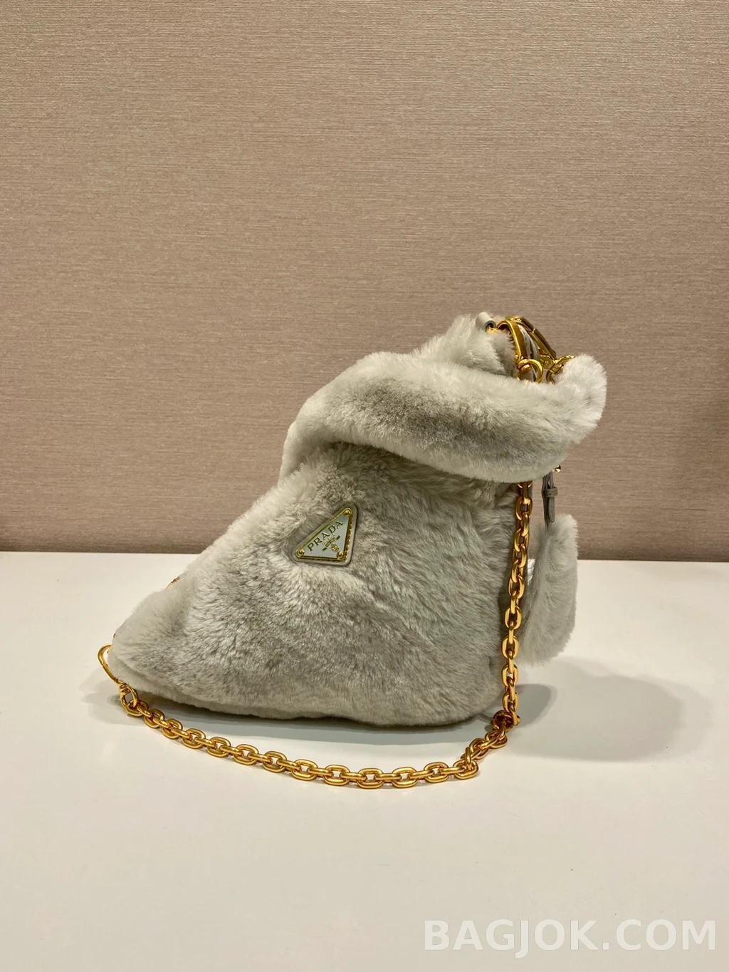 프라다 Prada 삼각 퍼 숄더백 상세 이미지