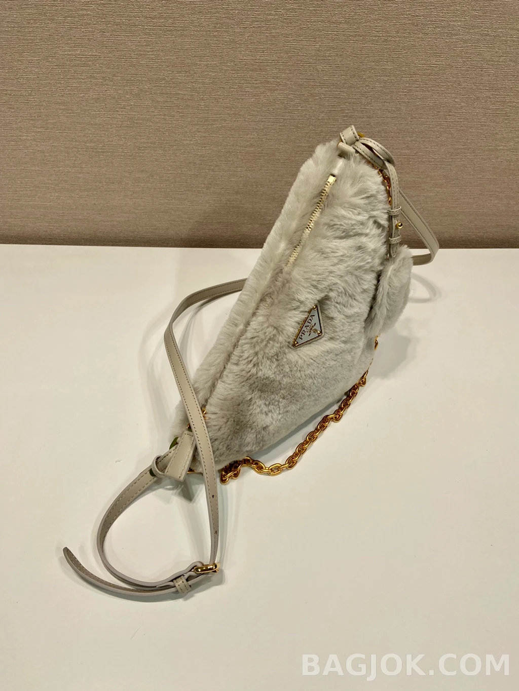 프라다 Prada 삼각 퍼 숄더백 상세 이미지
