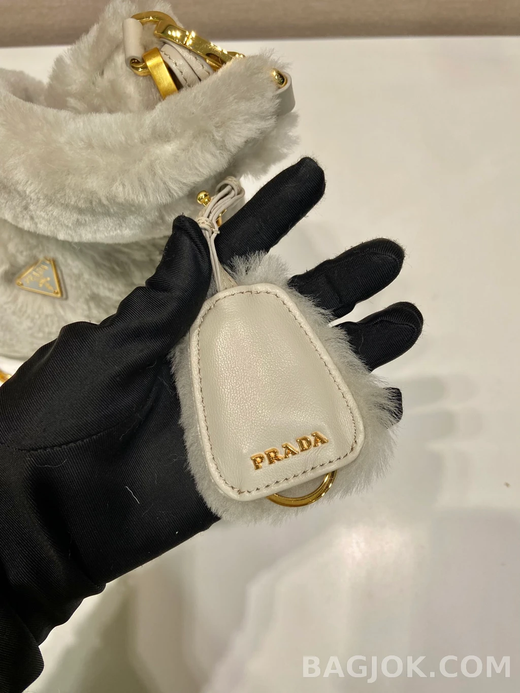 프라다 Prada 삼각 퍼 숄더백 상세 이미지