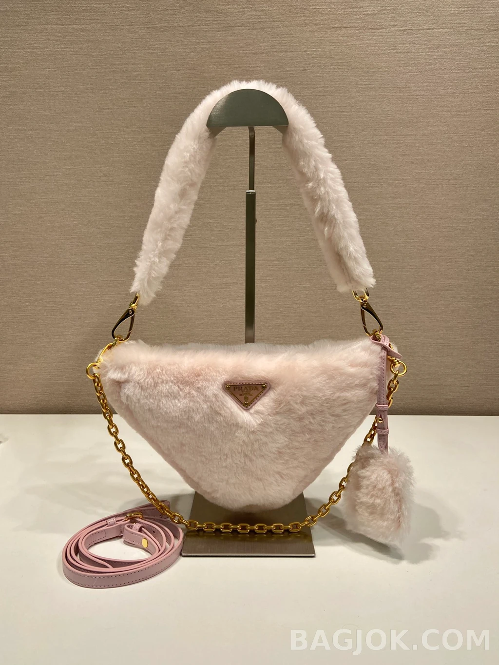 프라다 Prada 삼각 퍼 숄더백 상세 이미지