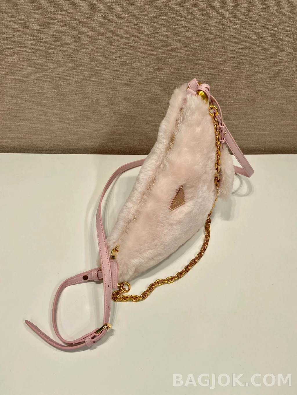 프라다 Prada 삼각 퍼 숄더백 상세 이미지