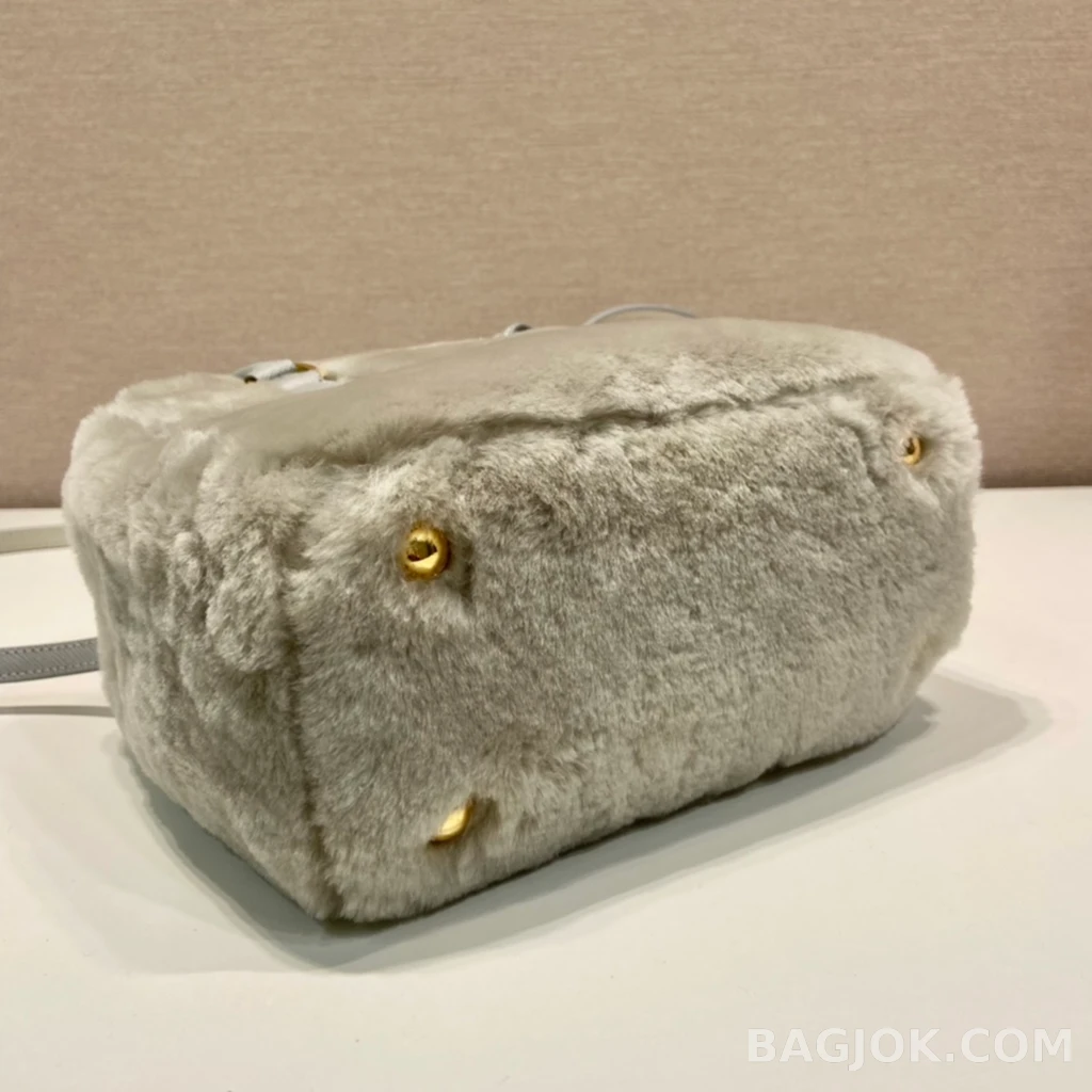 프라다 Prada 미니 킬러 퍼 백 상세 이미지
