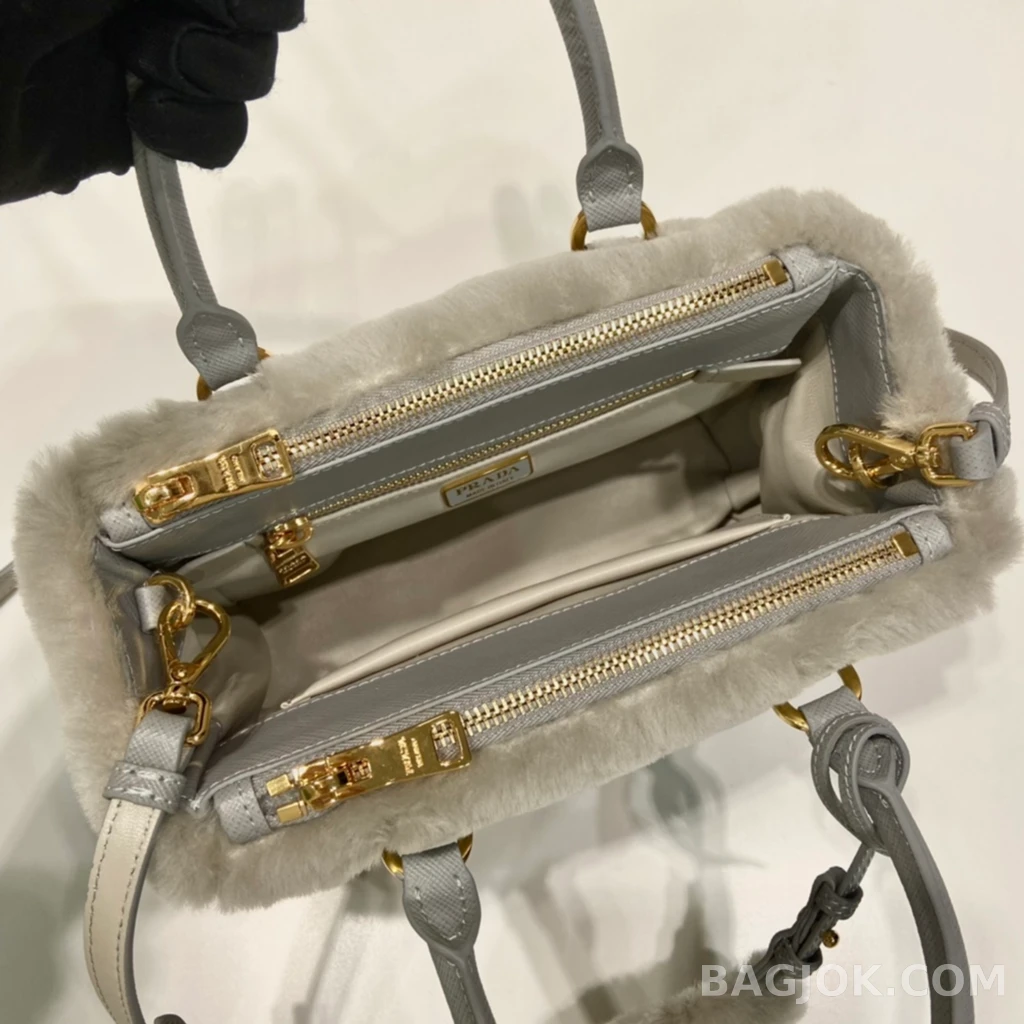 프라다 Prada 미니 킬러 퍼 백 상세 이미지