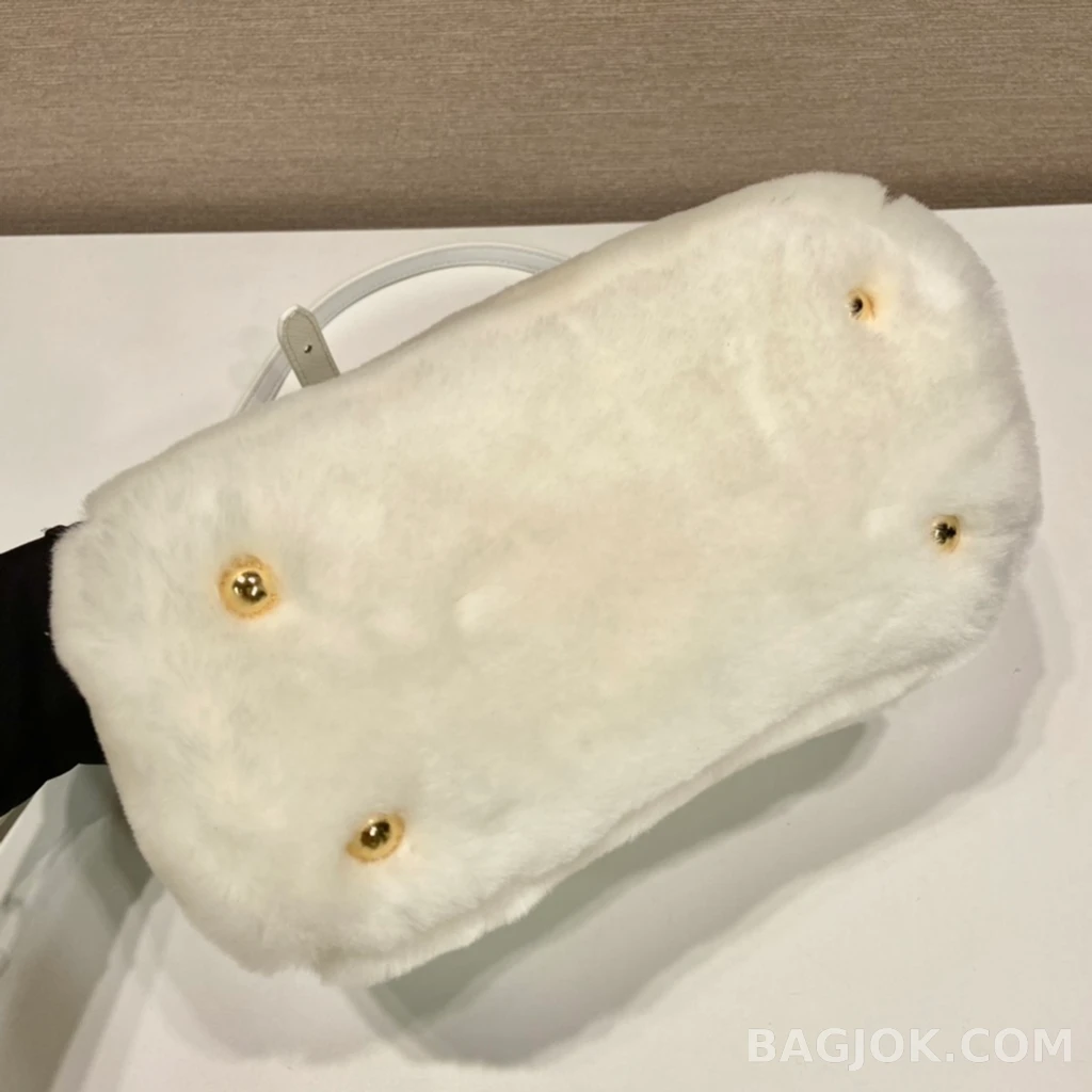 프라다 Prada 미니 킬러 퍼 백 상세 이미지