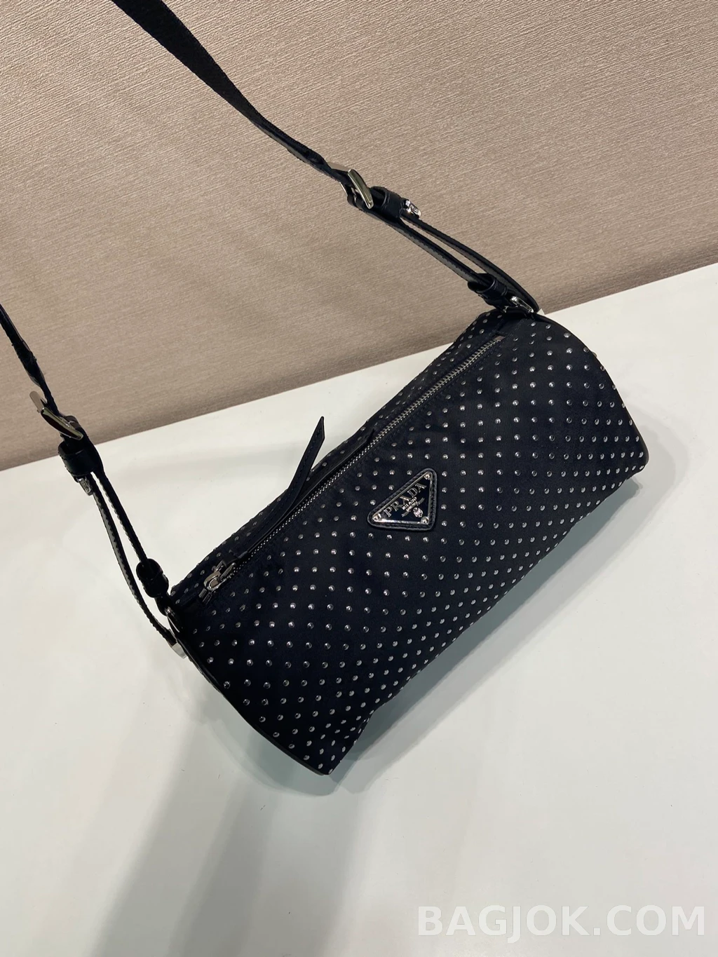 프라다 Prada 스터드 숄더백 상세 이미지