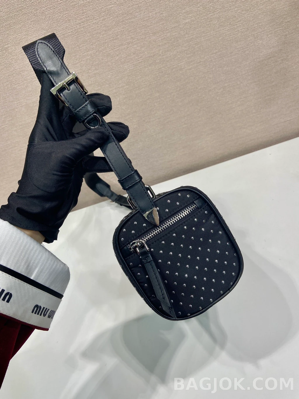 프라다 Prada 스터드 숄더백 상세 이미지