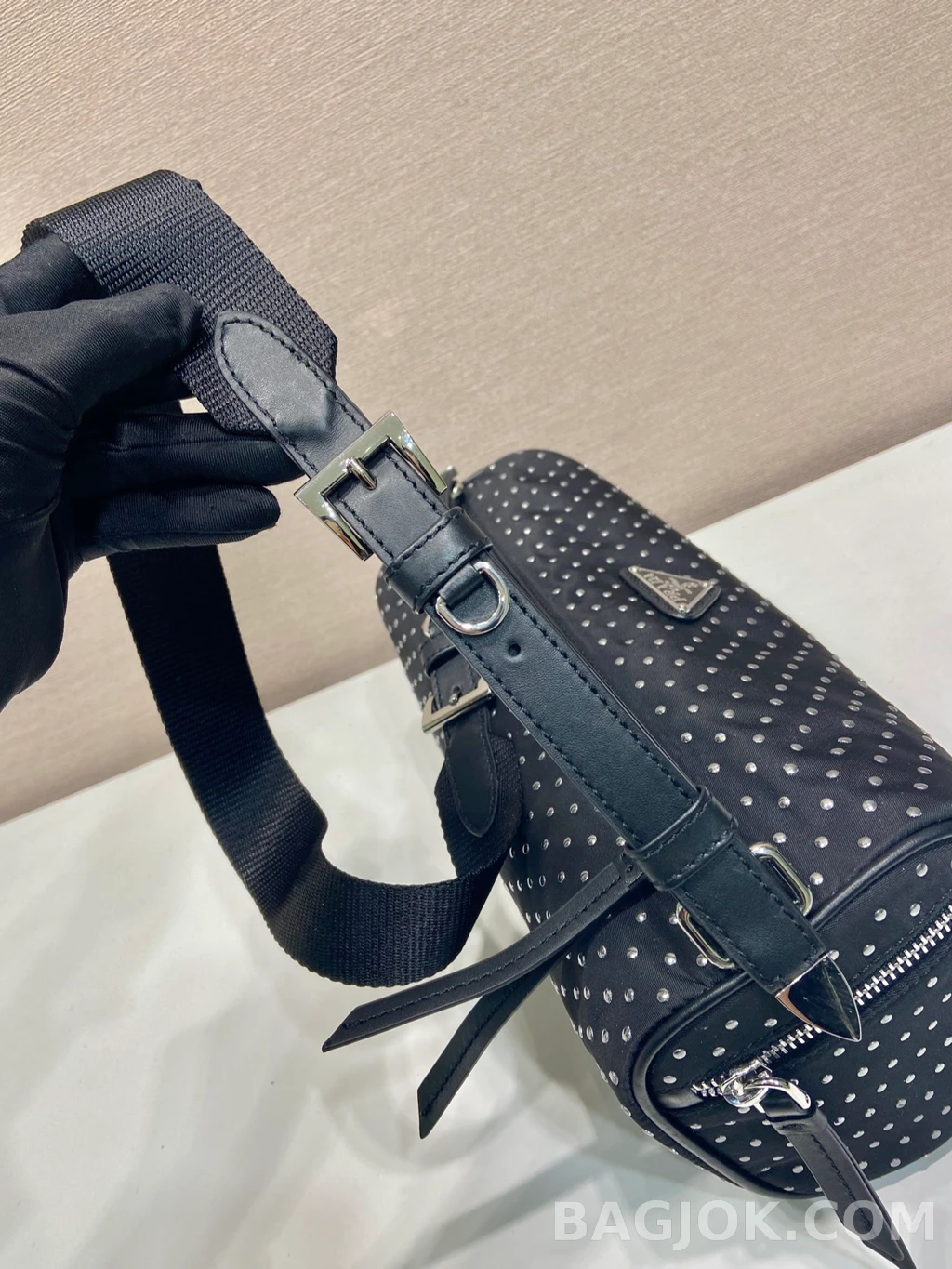 프라다 Prada 스터드 숄더백 상세 이미지