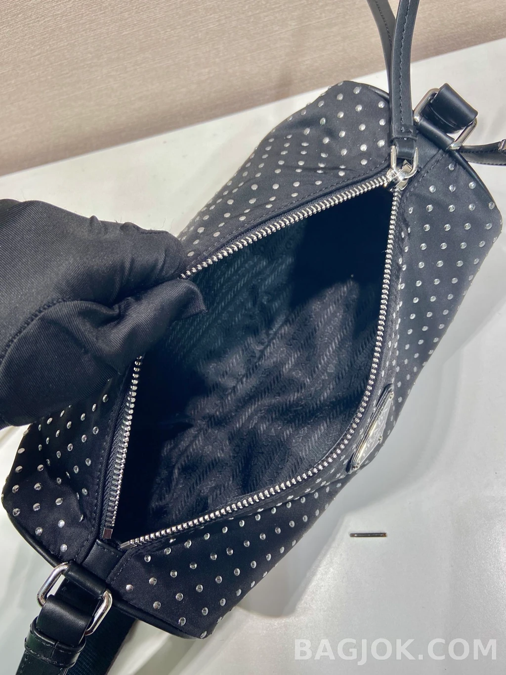 프라다 Prada 스터드 숄더백 상세 이미지