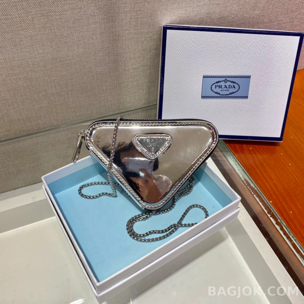 프라다 Prada 하트 미니 파우치 페이던트 상세 이미지