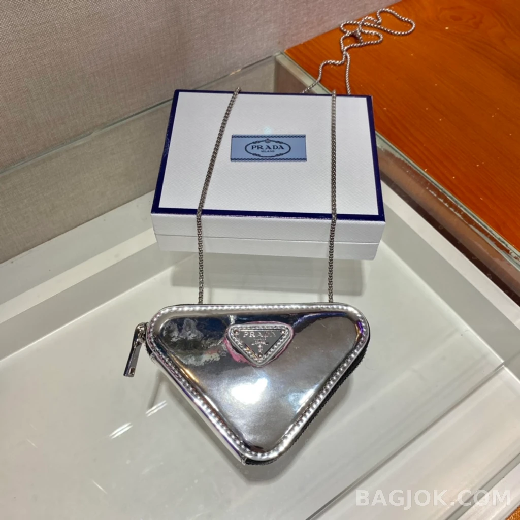프라다 Prada 하트 미니 파우치 페이던트 상세 이미지