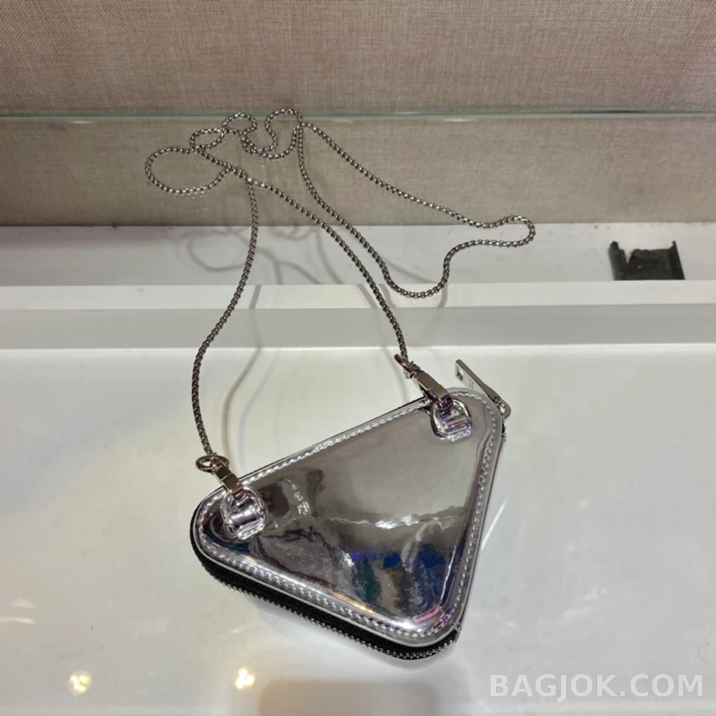 프라다 Prada 하트 미니 파우치 페이던트 상세 이미지