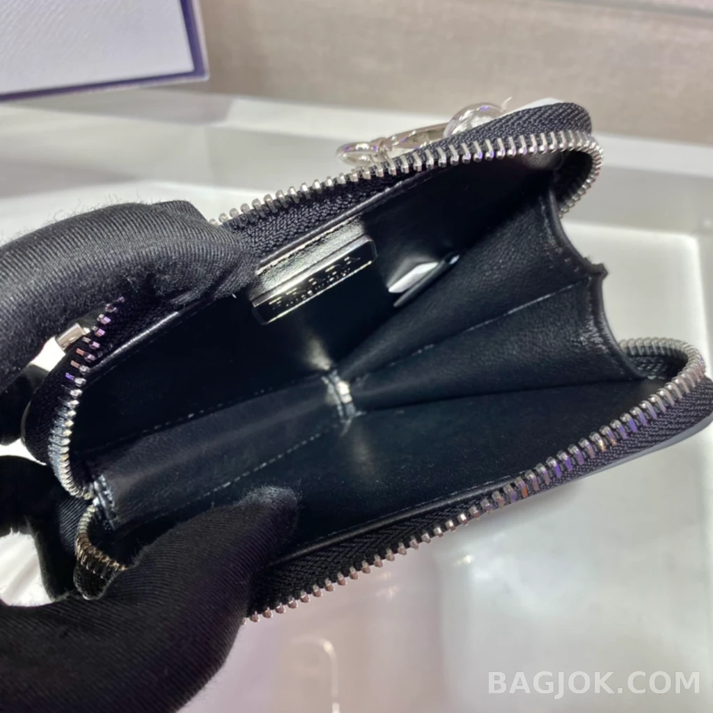 프라다 Prada 하트 미니 파우치 페이던트 상세 이미지