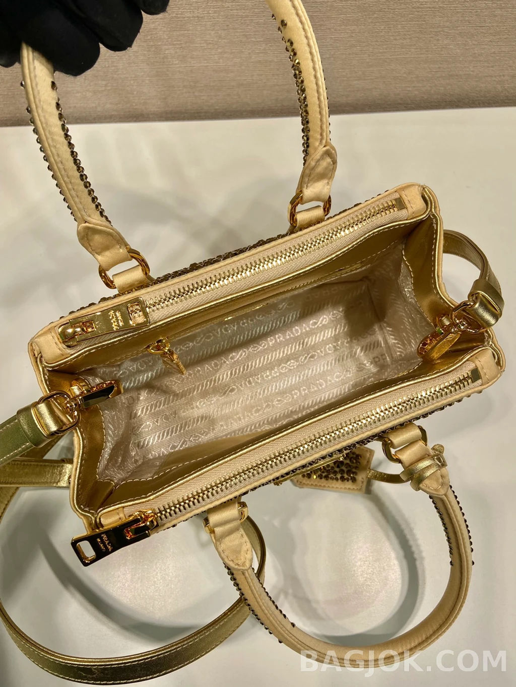 프라다 Prada 크리스탈 새틴 미니 갤러리아백 상세 이미지