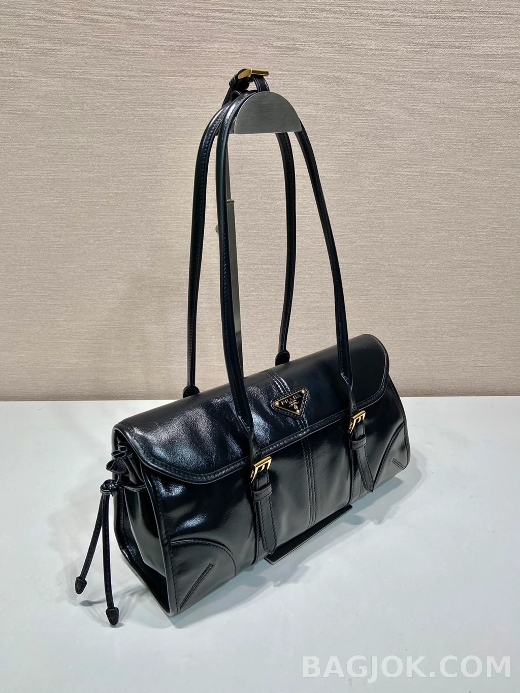 프라다 Prada 오일 왁스드 레더 빈티지 숄더백 상세 이미지