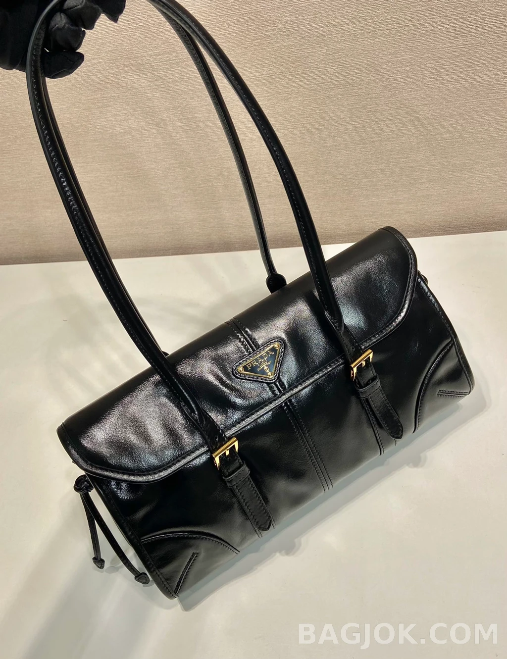 프라다 Prada 오일 왁스드 레더 빈티지 숄더백 상세 이미지