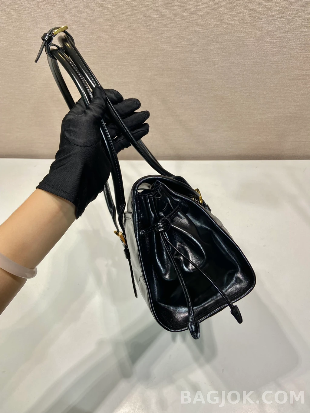 프라다 Prada 오일 왁스드 레더 빈티지 숄더백 상세 이미지