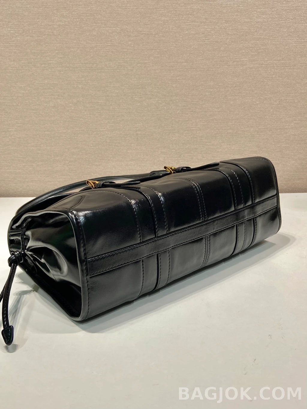 프라다 Prada 오일 왁스드 레더 빈티지 숄더백 상세 이미지