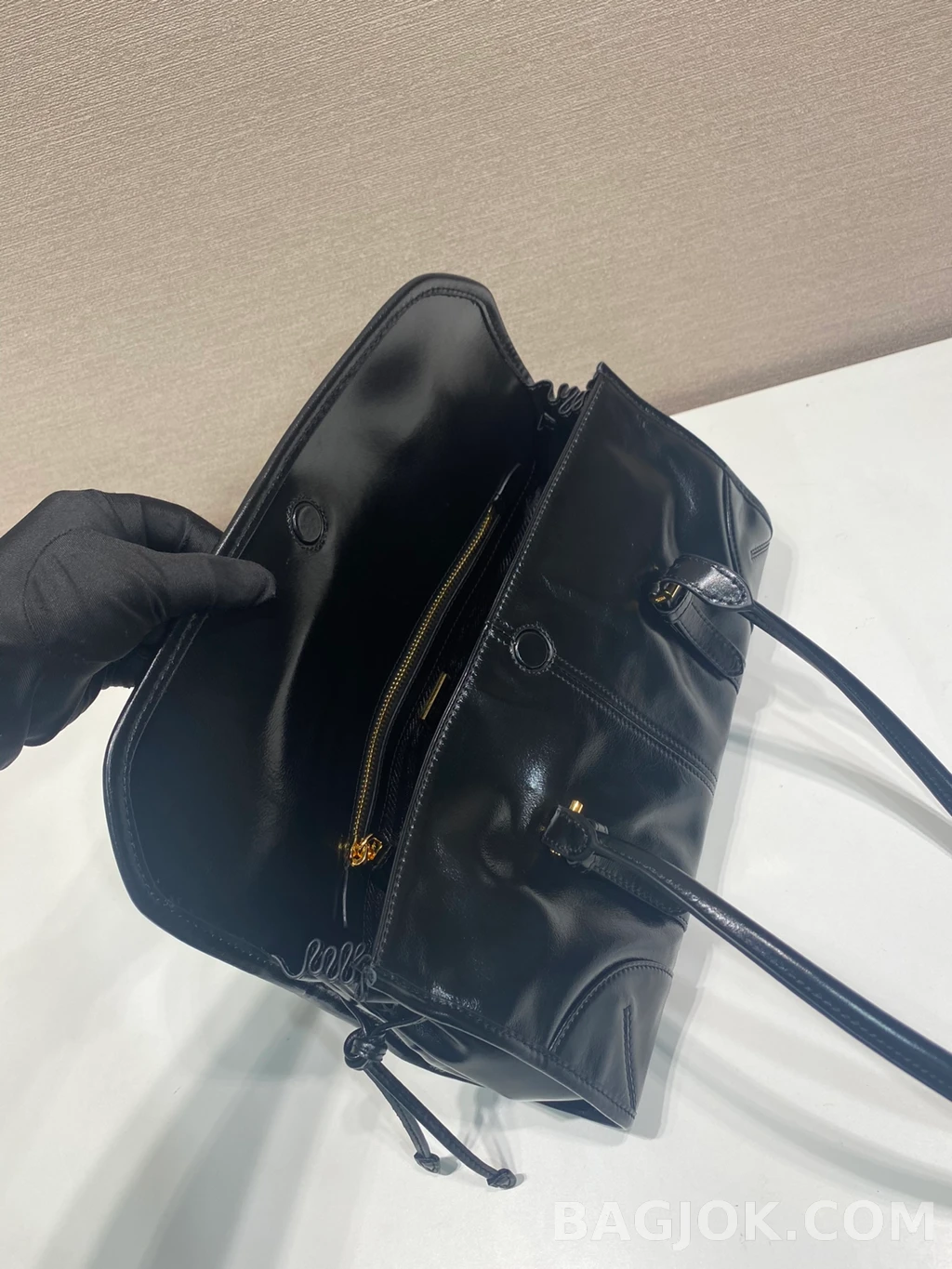 프라다 Prada 오일 왁스드 레더 빈티지 숄더백 상세 이미지