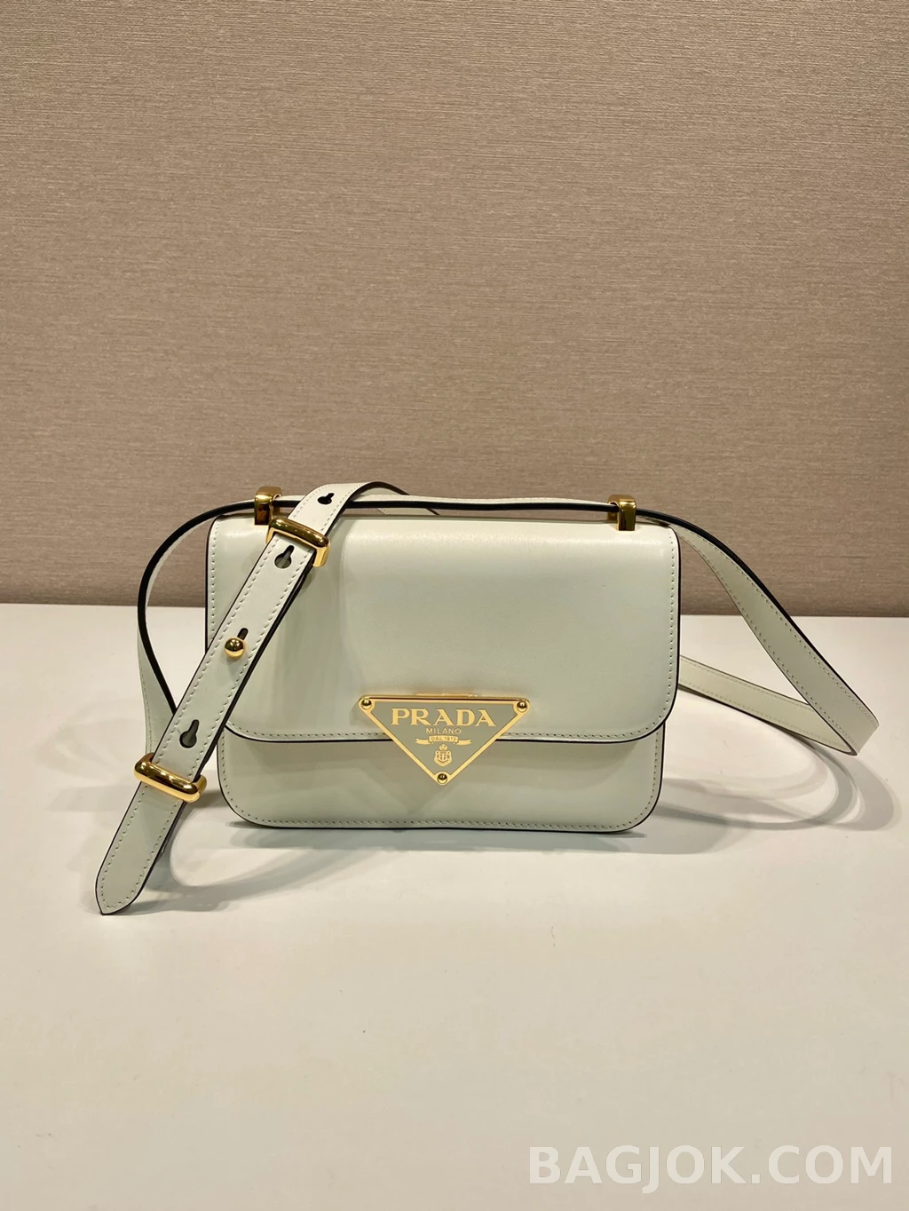 프라다 Prada 오일 왁스드 레더 메신저백 상세 이미지