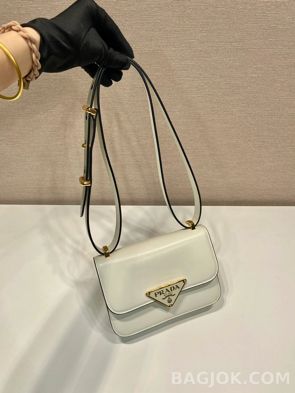 프라다 Prada 오일 왁스드 레더 메신저백 상세 이미지