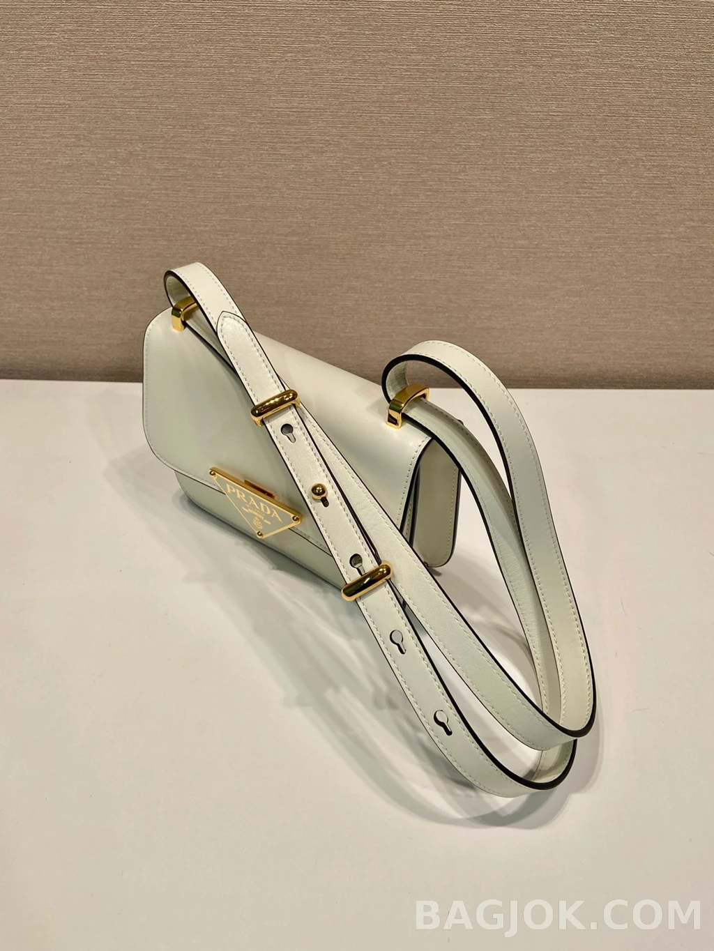 프라다 Prada 오일 왁스드 레더 메신저백 상세 이미지