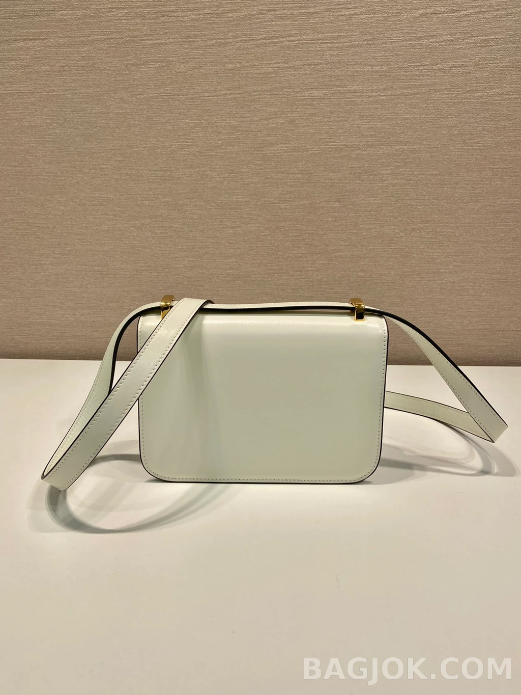 프라다 Prada 오일 왁스드 레더 메신저백 상세 이미지