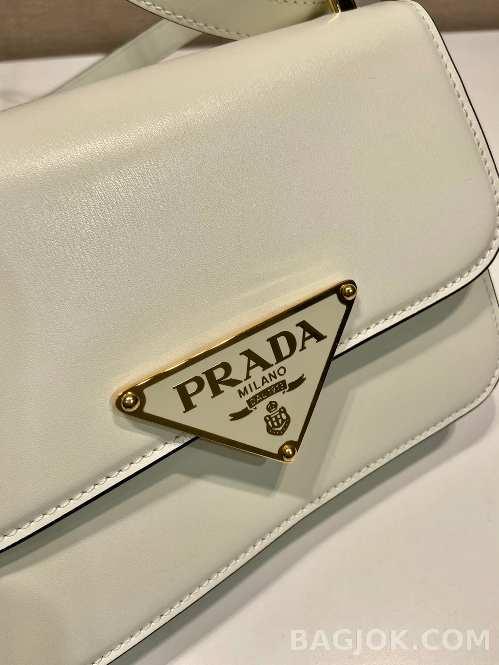 프라다 Prada 오일 왁스드 레더 메신저백 상세 이미지