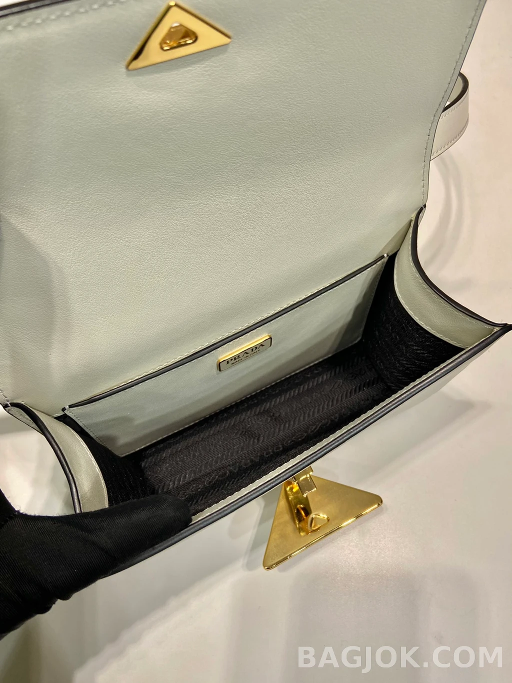 프라다 Prada 오일 왁스드 레더 메신저백 상세 이미지
